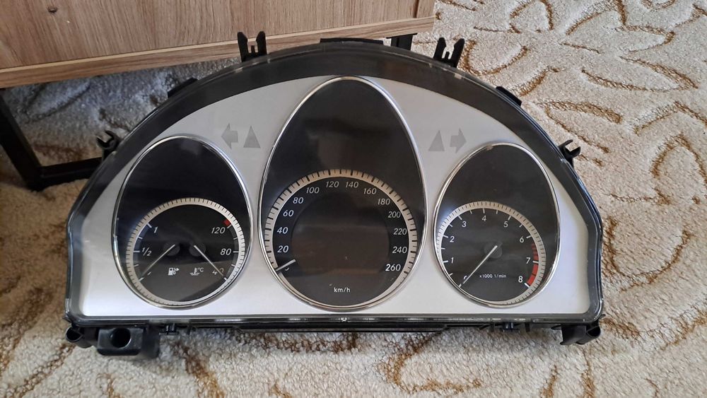 Bord ceasuri Mercedes W204 C Klass benzina cutie automata impecabil
