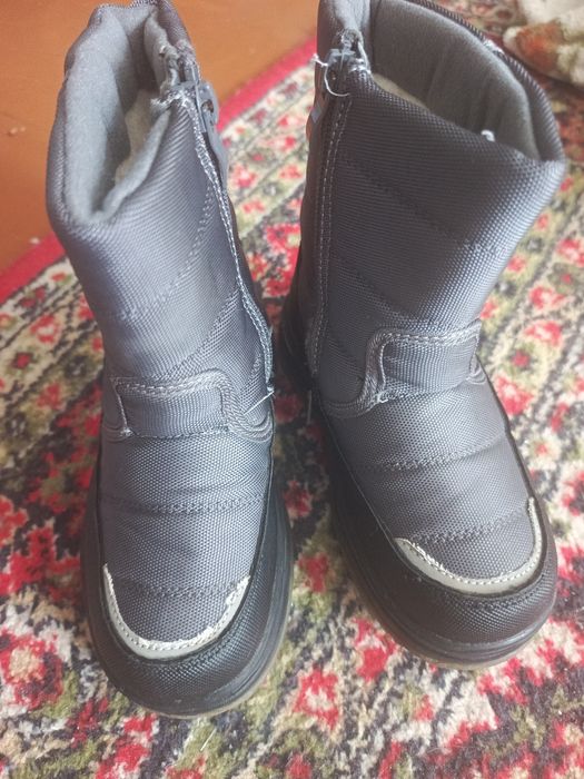 Продам детскую зимнию обувь