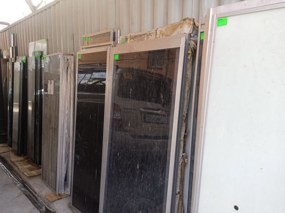 Стёкла от душевых кабин.