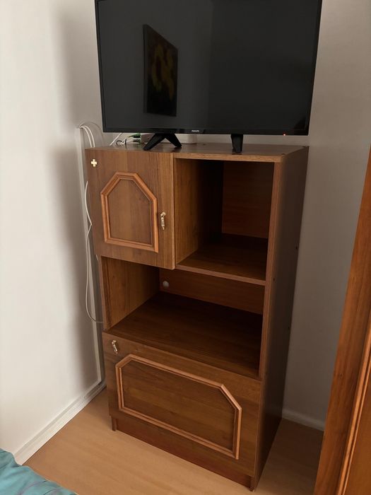 Vand mobilier din lemn