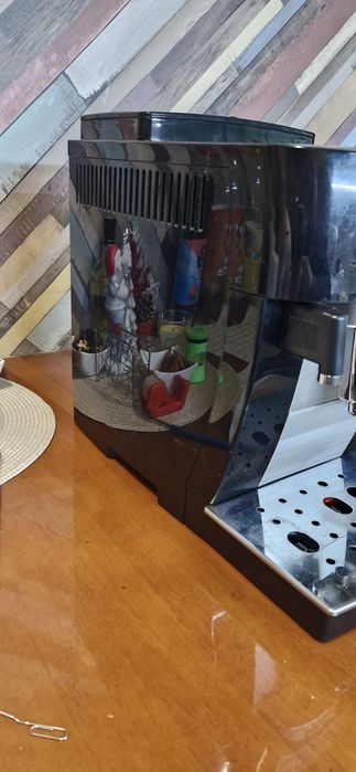 На части кафе автомат Делонги.