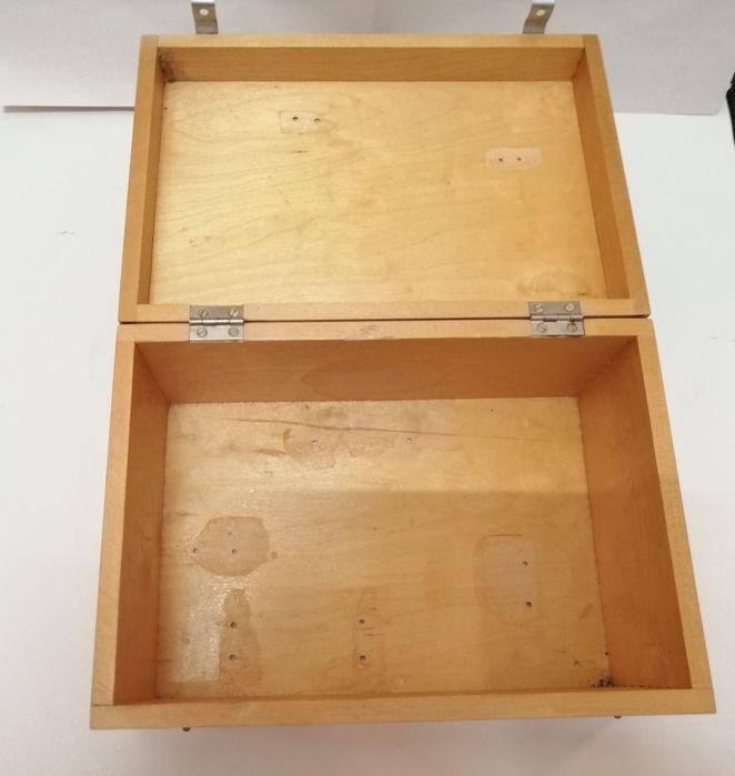 Масивна дървена кутия