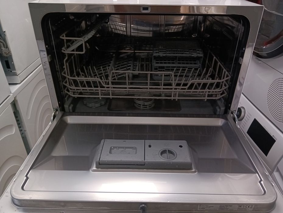 Малка свободно стояща съдомиялна кубче Elektrolux с 2 години Гаранция