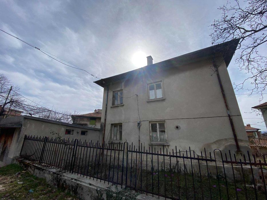 КЪЩА с РЗП 160 кв.м., двор 566 кв.м., град Карлово