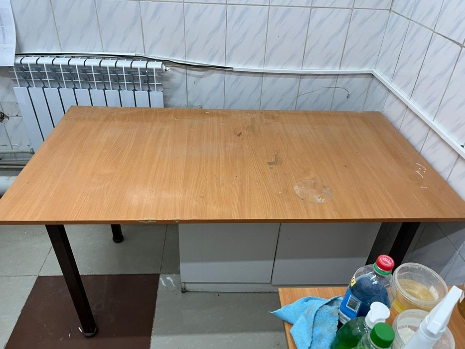 Стол на металлическом каркасе