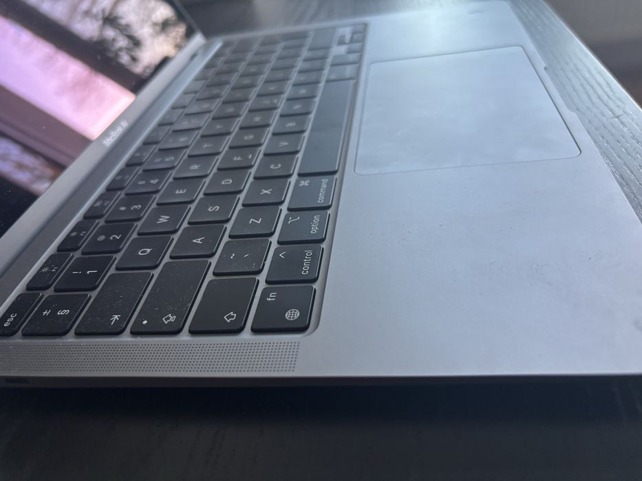 Macbook Air 13 inch achizitionat in 2025