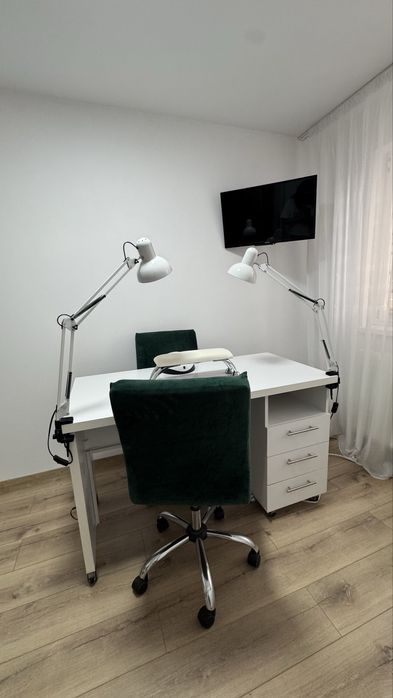 Vând mobilier manichiura