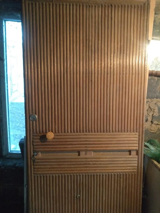 Продам входной дверь деревянный