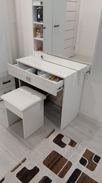 Продам Туалетный столик с зеркалом