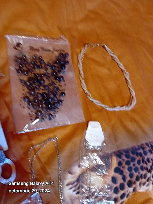 Cercei ,lănțișoare, brățară se picior.