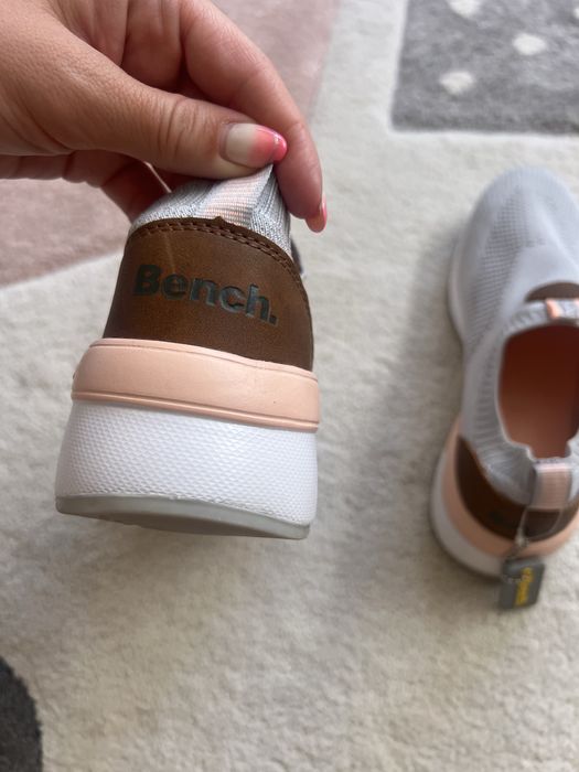 Чисто нови маратонки Bench