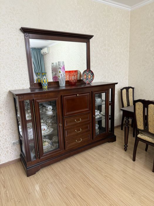 Шкаф-витрина и зеркало
