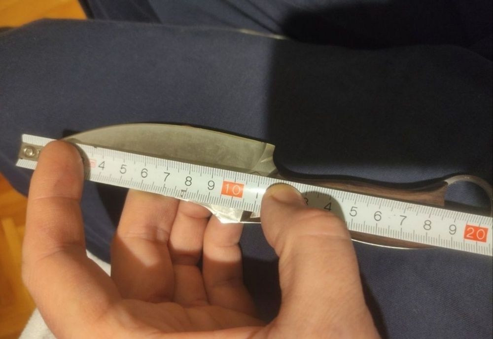 Cutit de vanatoare cu lama continuata in tot manerul,gros lama 4mm