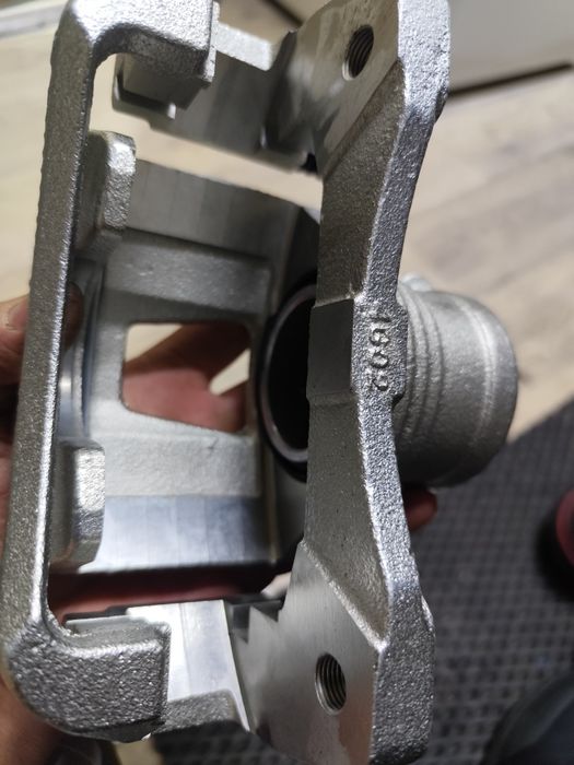 Продам передний суппорт Шевроле Лачетти