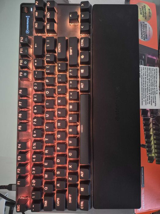 Клавиатура Steelseries Apex pro TKL Gen 3 в перфектно състояние
