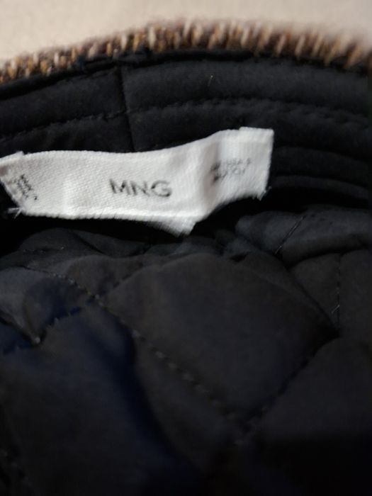 Зимна шапка с козирка Mango