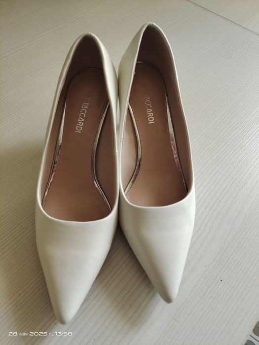 Продам туфли белые