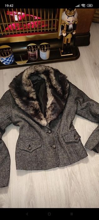 Sacou cambrat negru- gri, cu guler din blăniță detasabil, M