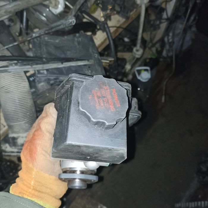 Гур насос Мерс 124