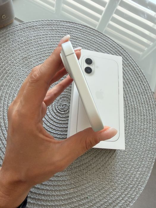 iPhone 16 128GB White в гаранция до януари 2027