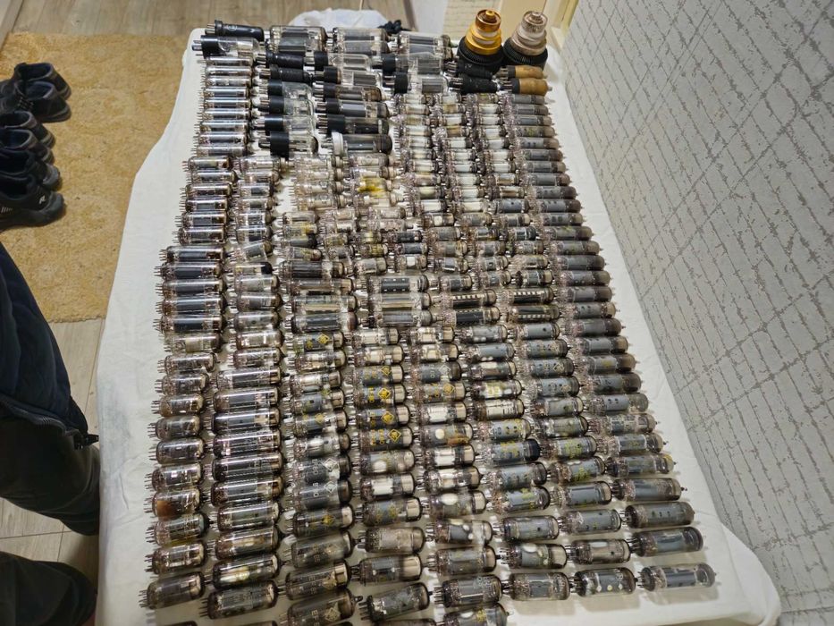 Лот: над 210 броя електронни лампи.