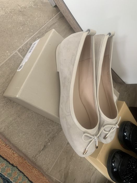 Чисто нови Бежови обувки тип пантофка Eva Longoria 39