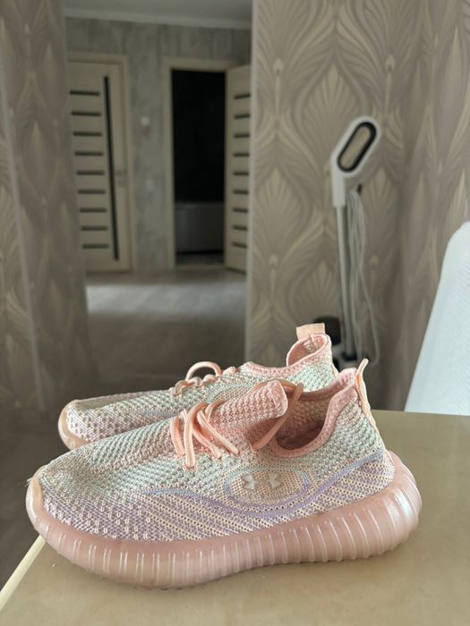 Новые кроссовки 33р