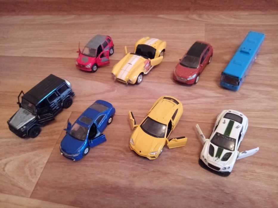 Продаются металлические машинки, б/у.