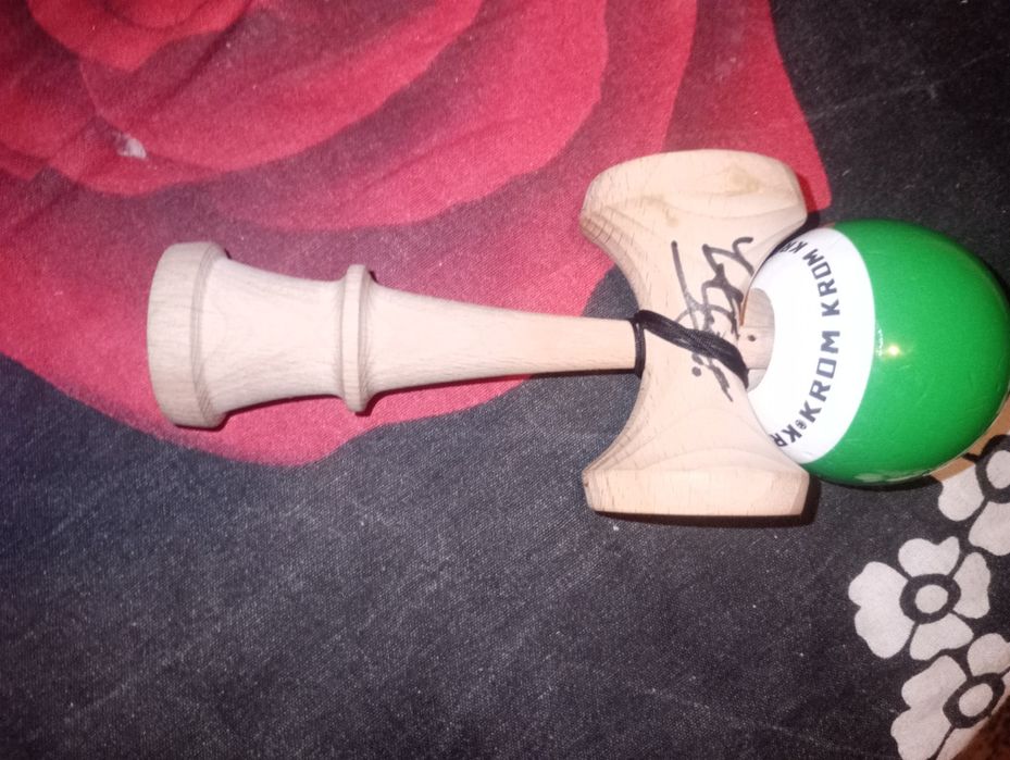 Kendama krom Pop sticky green cu trei semnături celebre