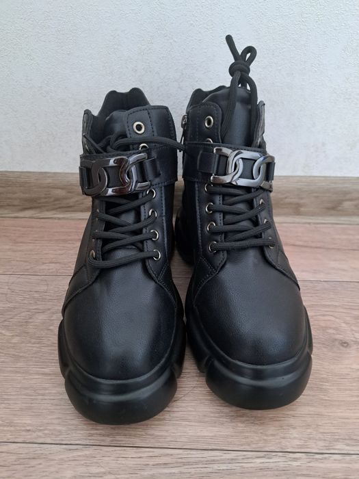 Демисезонные ботинки новые 38