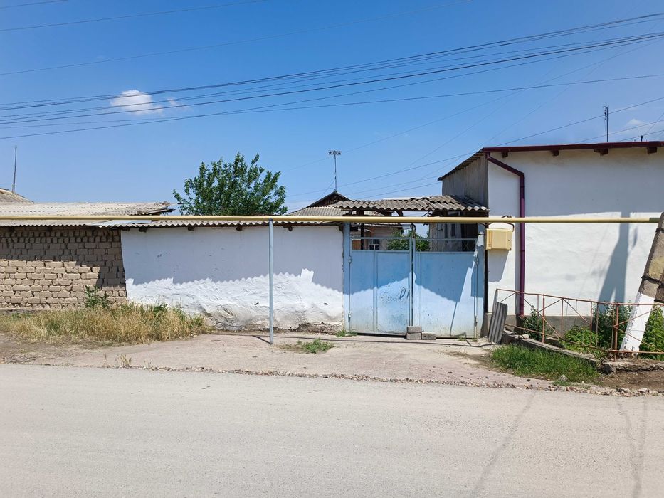 Сырдарё шахрида 14 сотих, 5 хонали ховли уй сотилади.