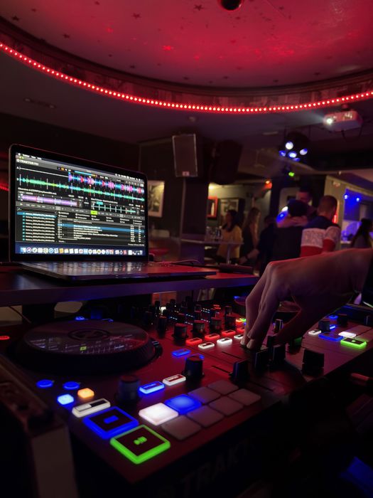 Професионален DJ за вашият щастлив повод