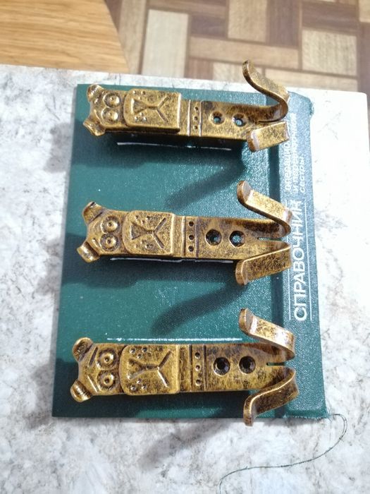 Крючки для прихожей