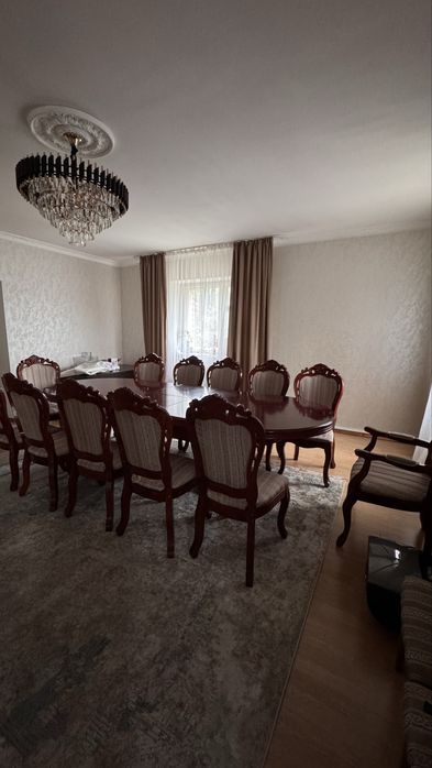 Стол со стульями