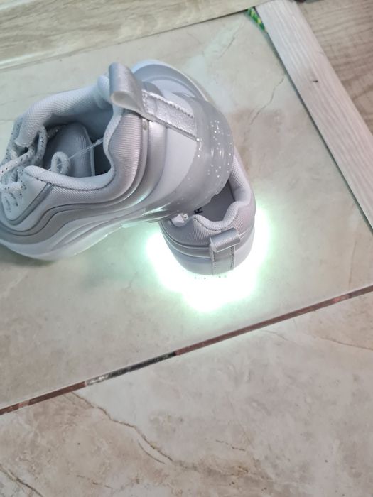 Adidasi cu lumini Primark