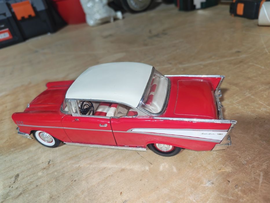Macheta chevrolet bel air 1957  marime 1:24