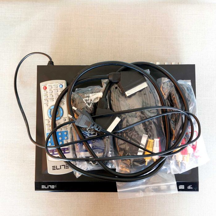 Продава DVD player Elite с дистанционно и комплект кабели