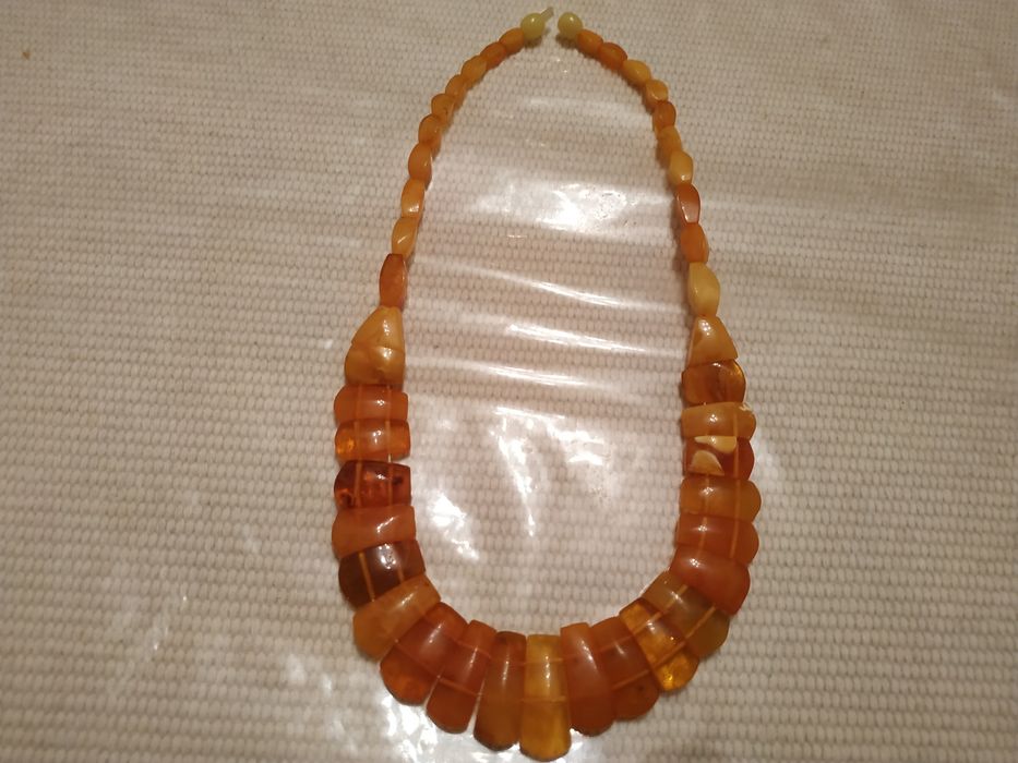 Продаю янтарное колье.