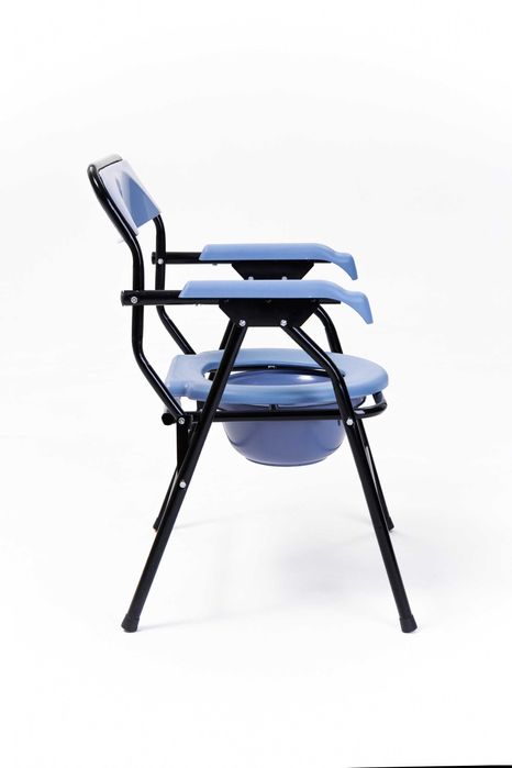 Стульчик унитаз складной с синим сиденьем.