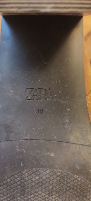 Ghete din piele întoarsă, brand Zara, mărimea 38, culoare bej/maro