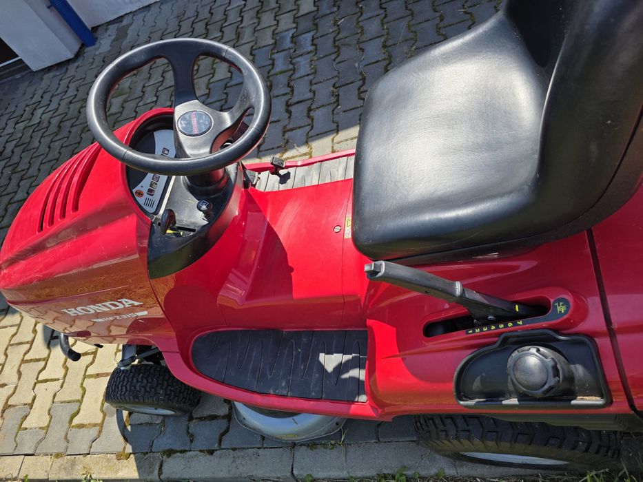 Vând masina de tuns iarba HONDA