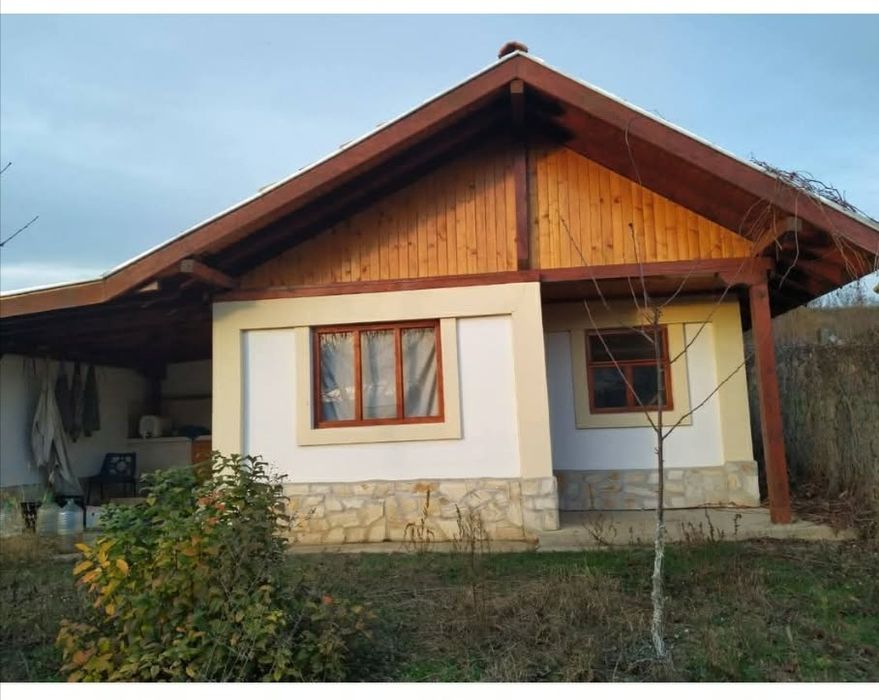 Продавам парцел с постройка