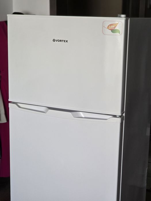 Frigider nou cu 2 uși si congelator , 213l , 144cm înălțime