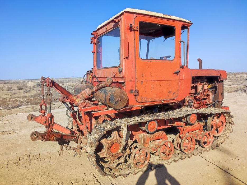 Трактор Дт-75 с плугом