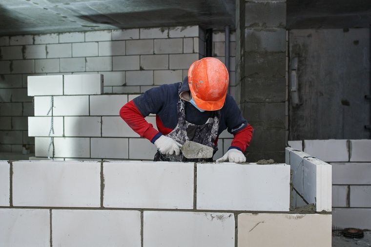 Каменщики сделают стены из газоблока!