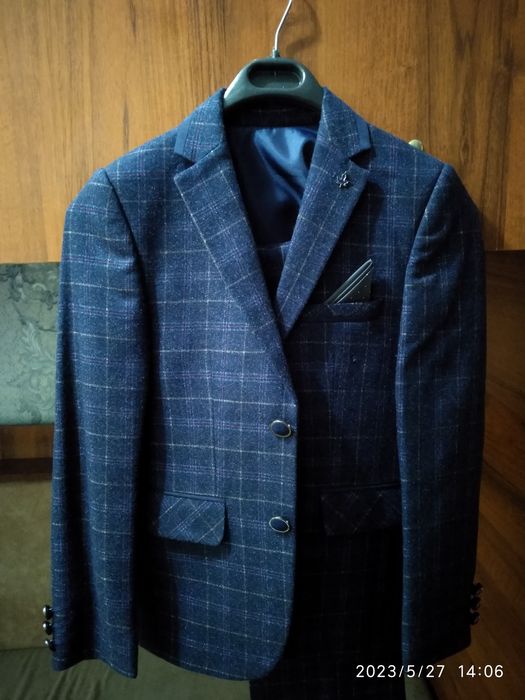 Срочно продам костюм тройку