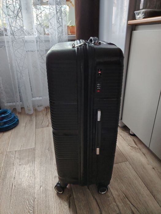 Продам чемодан черный