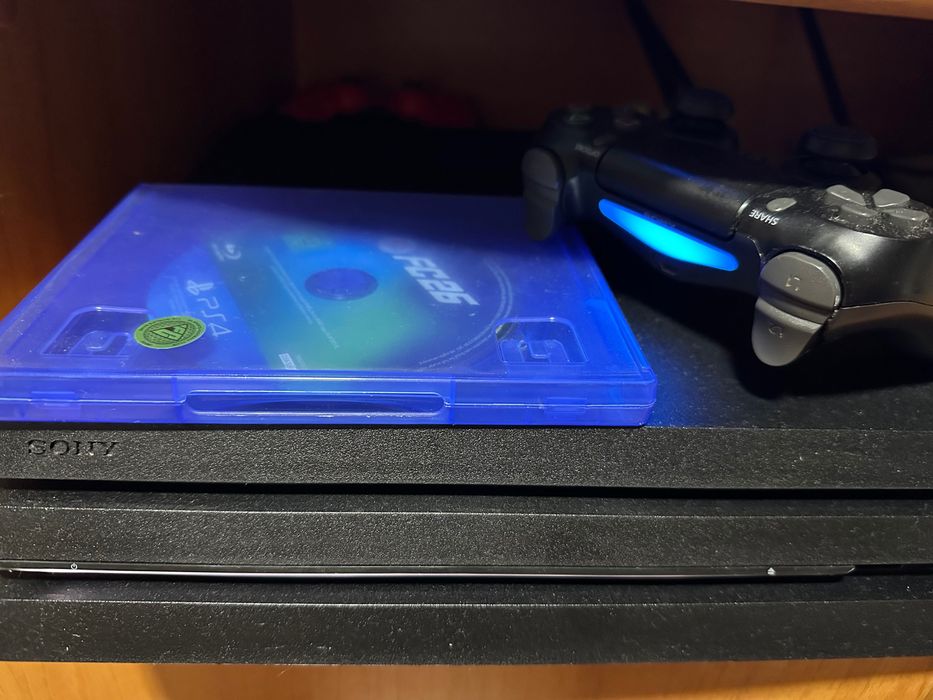 Vând PS4 PRO + FC 26