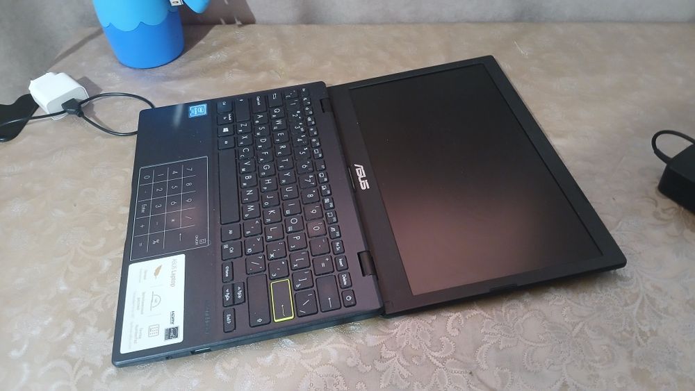 Продам laptop Asus E210MA