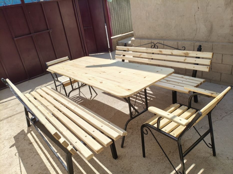 Стол и скамеика и кресло